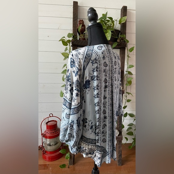 Kimchi Blue: 100% Rayon Blue Floral Mix Pattern Cardigan - Picture 14 of 17